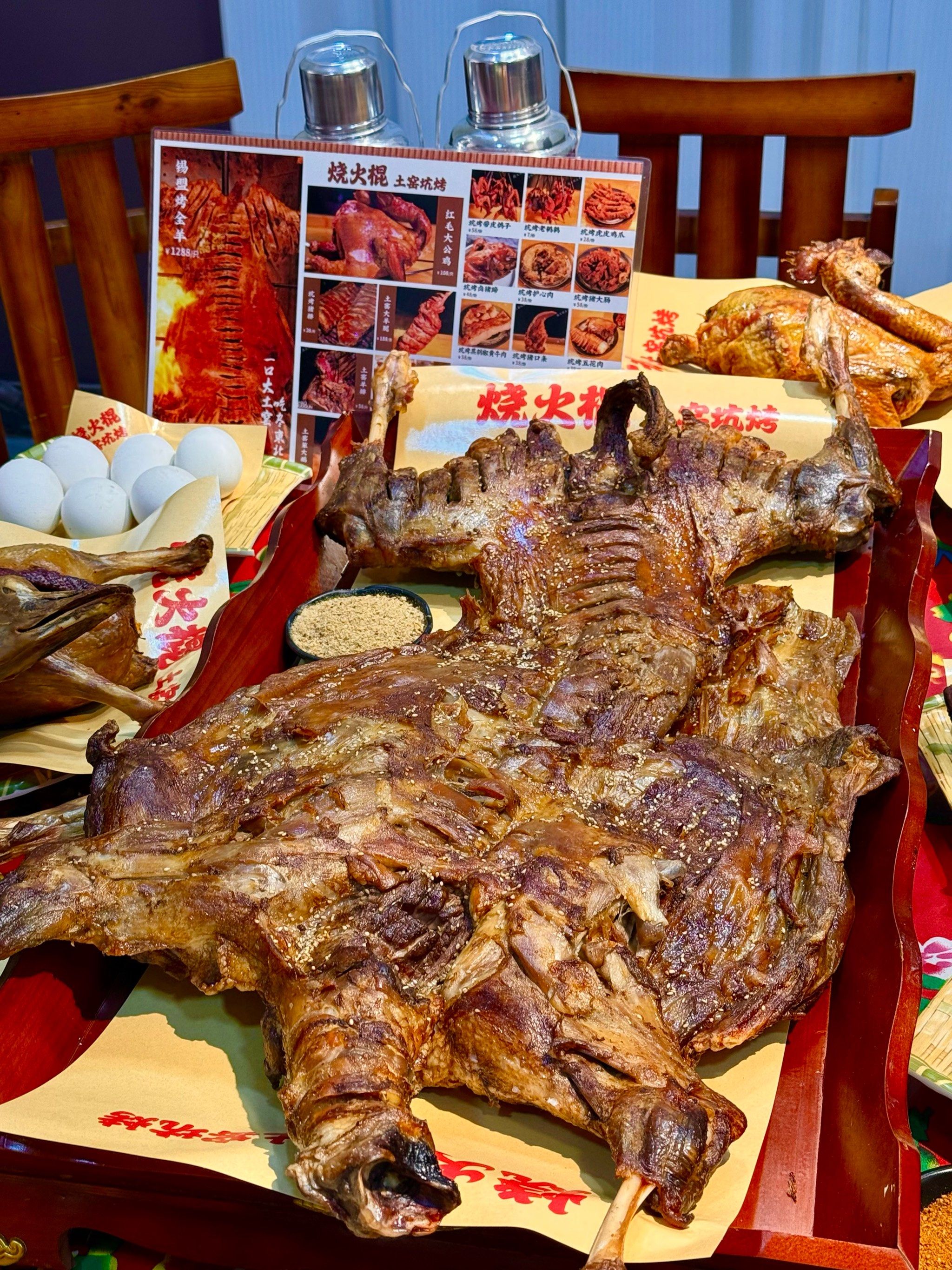 这也太东北了!大土窑炕烤全羊!