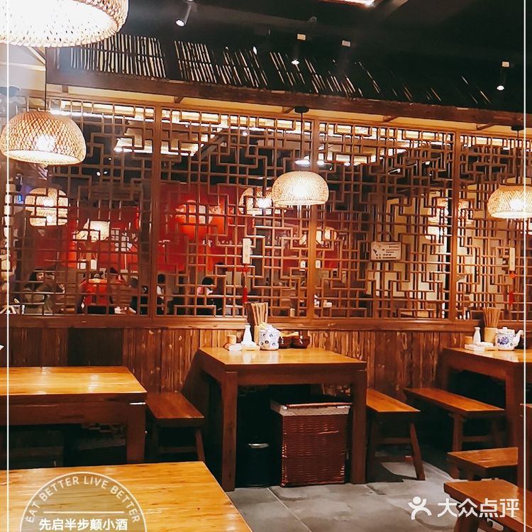 这是我见过最满意的一个小酒馆了外面门头不大