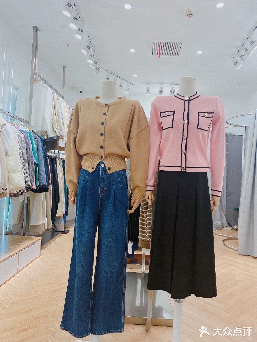 上衣基本在300左右就能拿下，全是百搭基本款