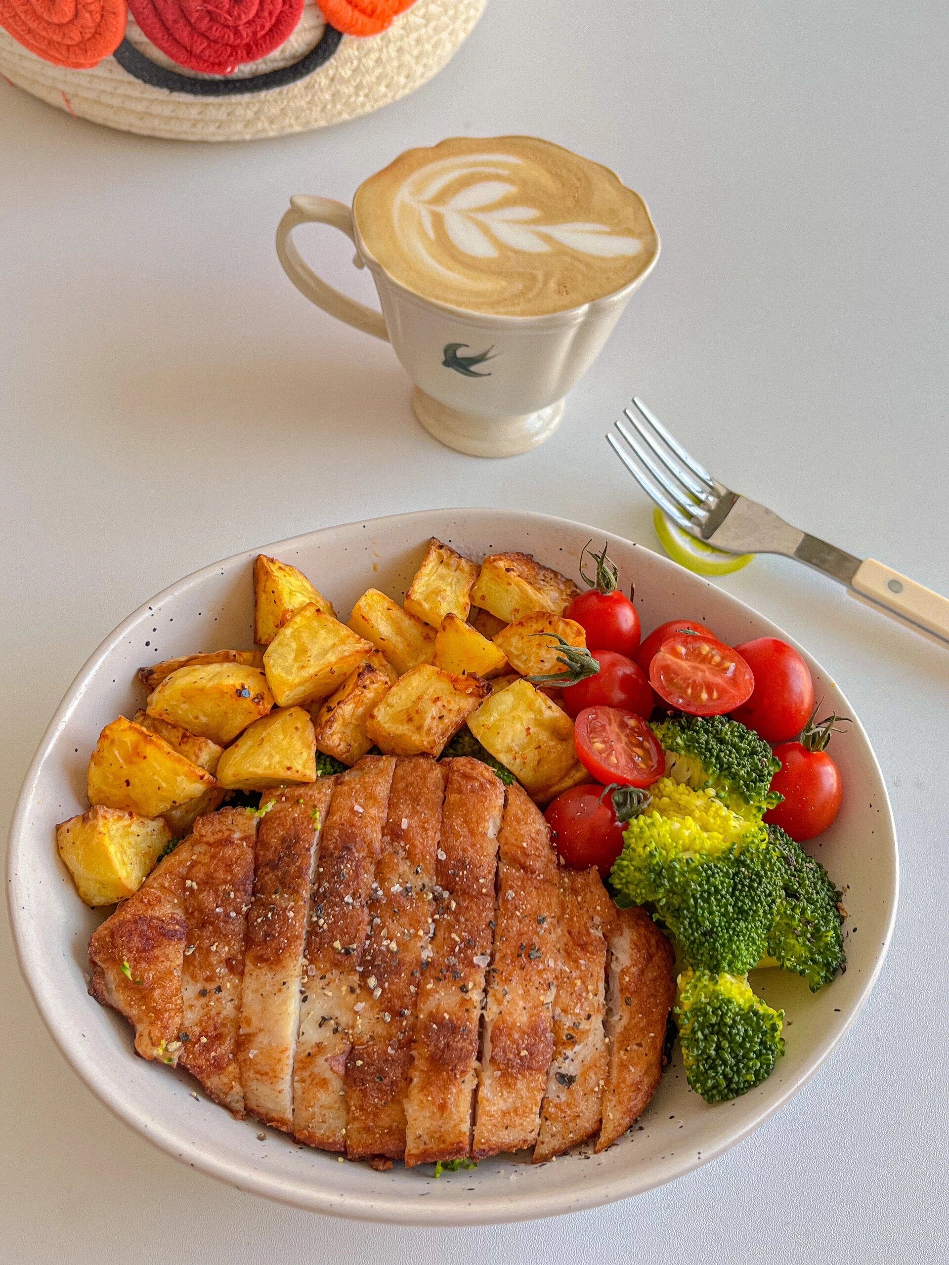 一人食vlog03煎鸡排炸土豆时蔬沙拉01