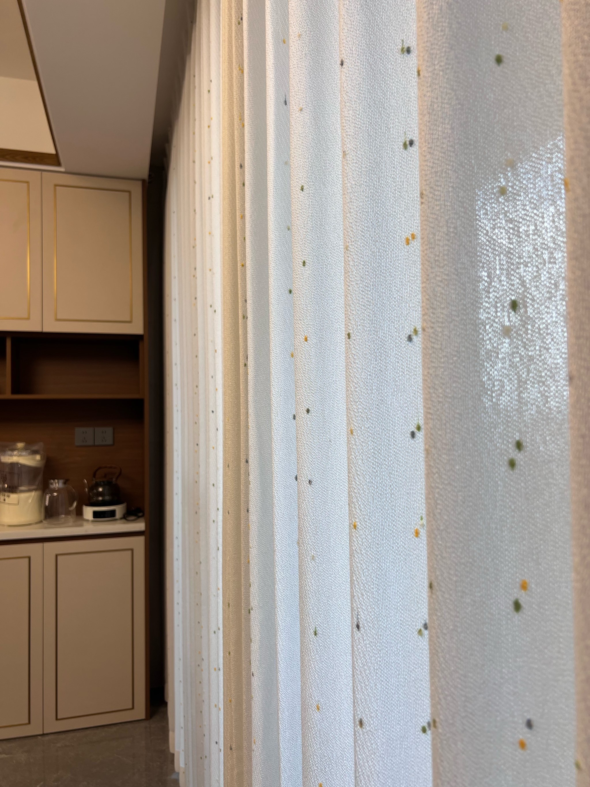 新家装修,餐厅装得了这个纱帘,真的好好看