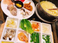 云南过桥米线-云海肴·汽锅鸡·云南代表菜(天山百盛优客店)