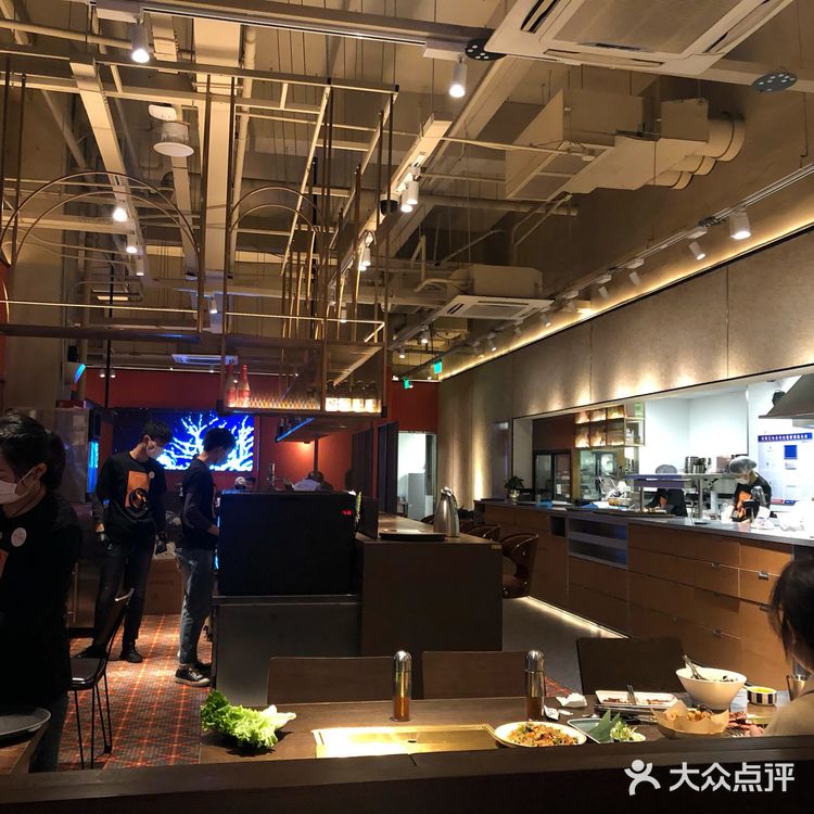 到就坐后服务女生及时的服务，无论是加料，换盘