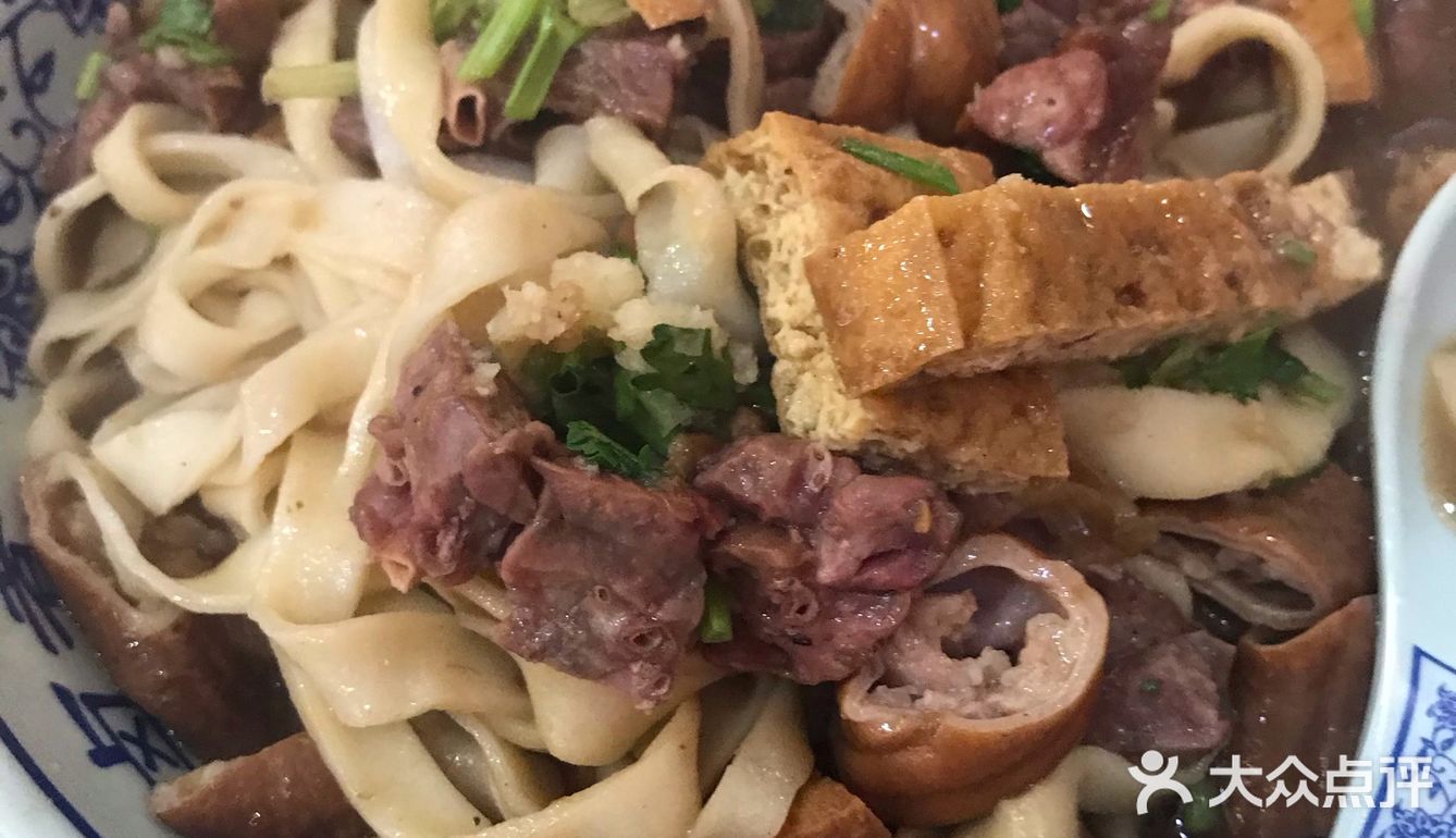 满满的一大碗，幸福，味道不错，不是特别咸，很有味道