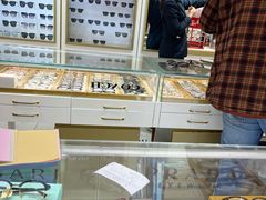 -美式眼镜·授权蔡司.依视路.尼康.豪雅.明月(人民广场店)