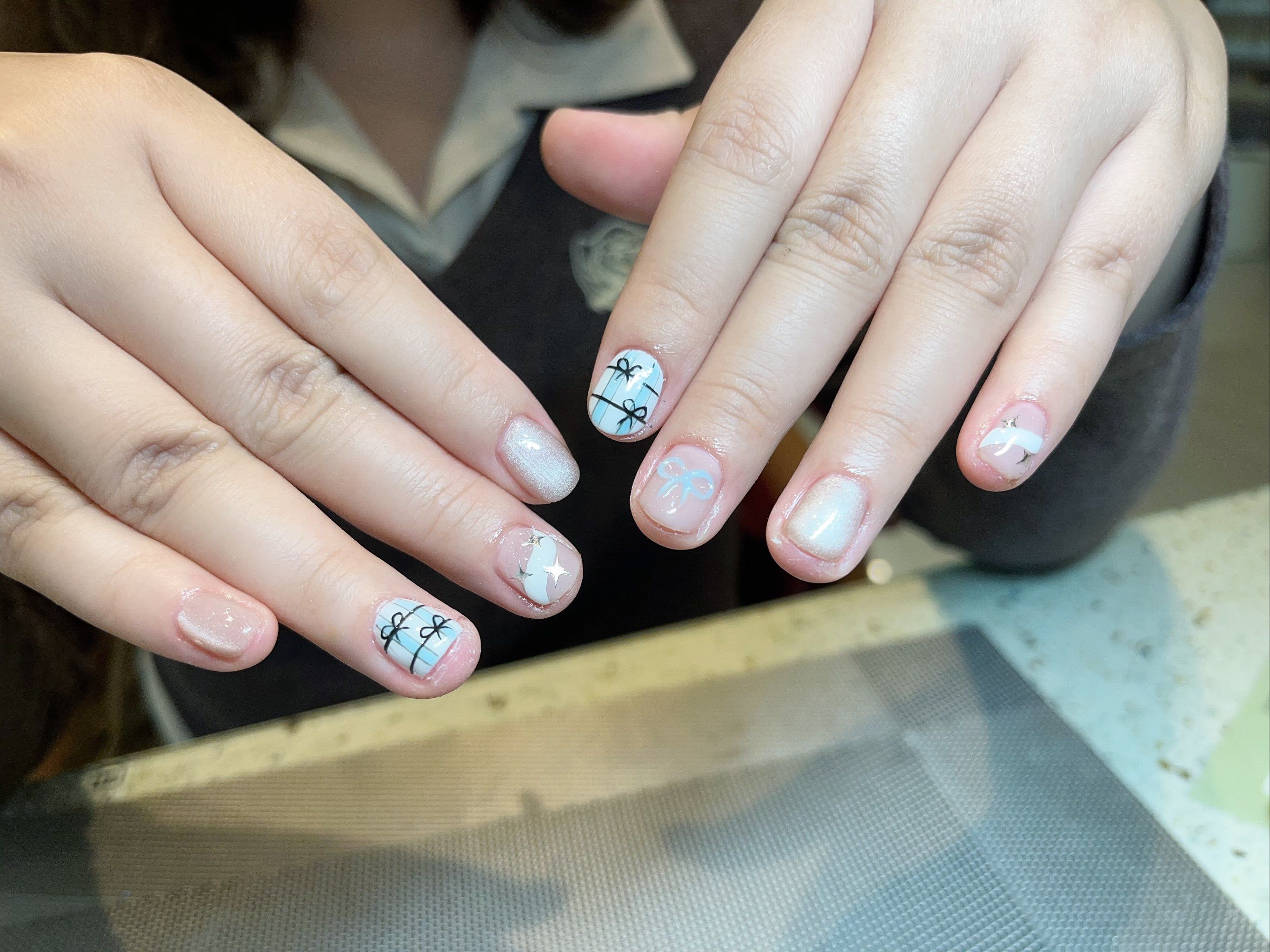 手绘蝴蝶结美甲