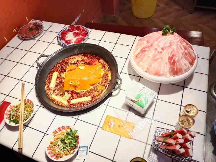 陆依萍重庆火锅商行(龙湖时代天街店"周五中午去的,我们第一桌,服务