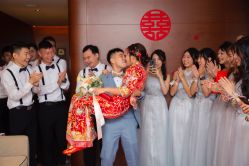 -现代经典婚纱摄影