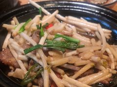 -帅巴人舅母子腊蹄民俗村