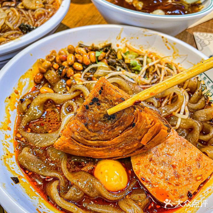 人均20吃成都最地道肥肠粉！实现嗦粉自由！