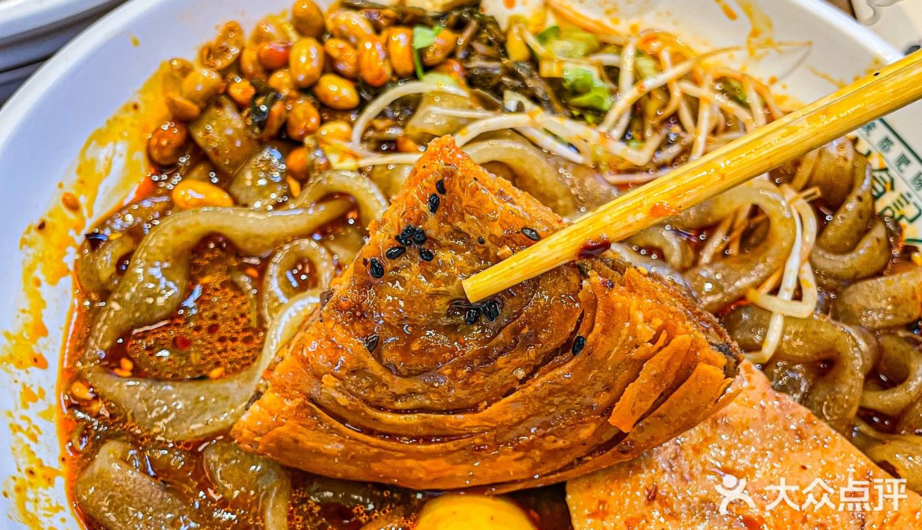 人均20吃成都最地道肥肠粉！实现嗦粉自由！