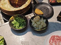 -洞庭洲·防空洞火锅·铜锅涮肉·烧烤(新百广场店)