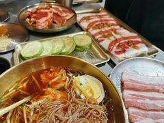 -围炉肉舍•炭烤活鳗•丹东海鲜烤肉(步行街店)