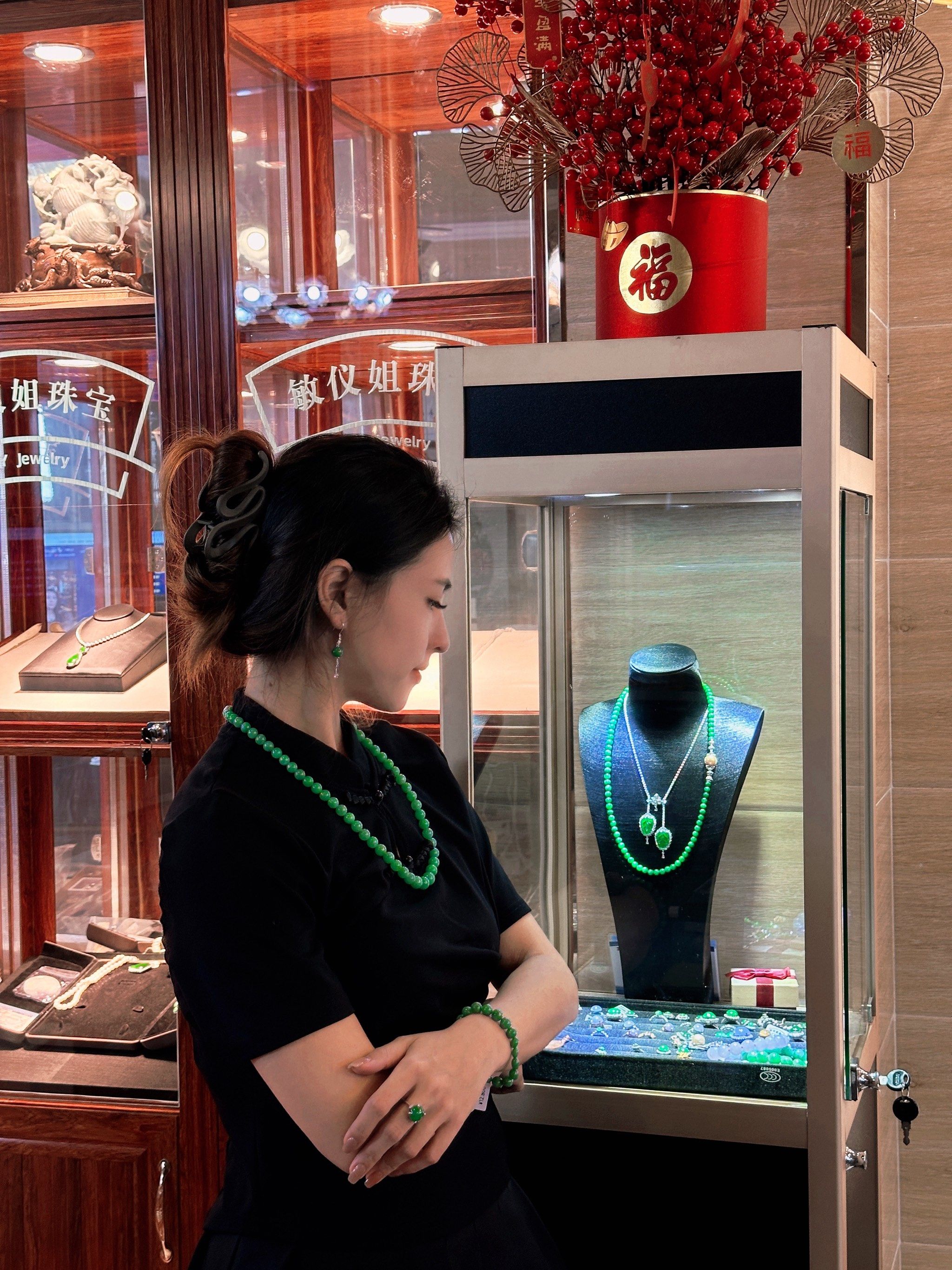 🌟 走进这家店,满眼都是bling bling的翡翠和珠宝,每一件从