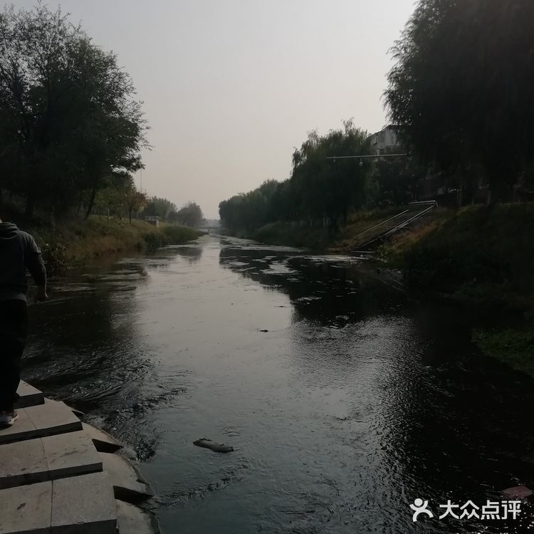 河的东岸新建了一个很大的公园,虽然没有命名