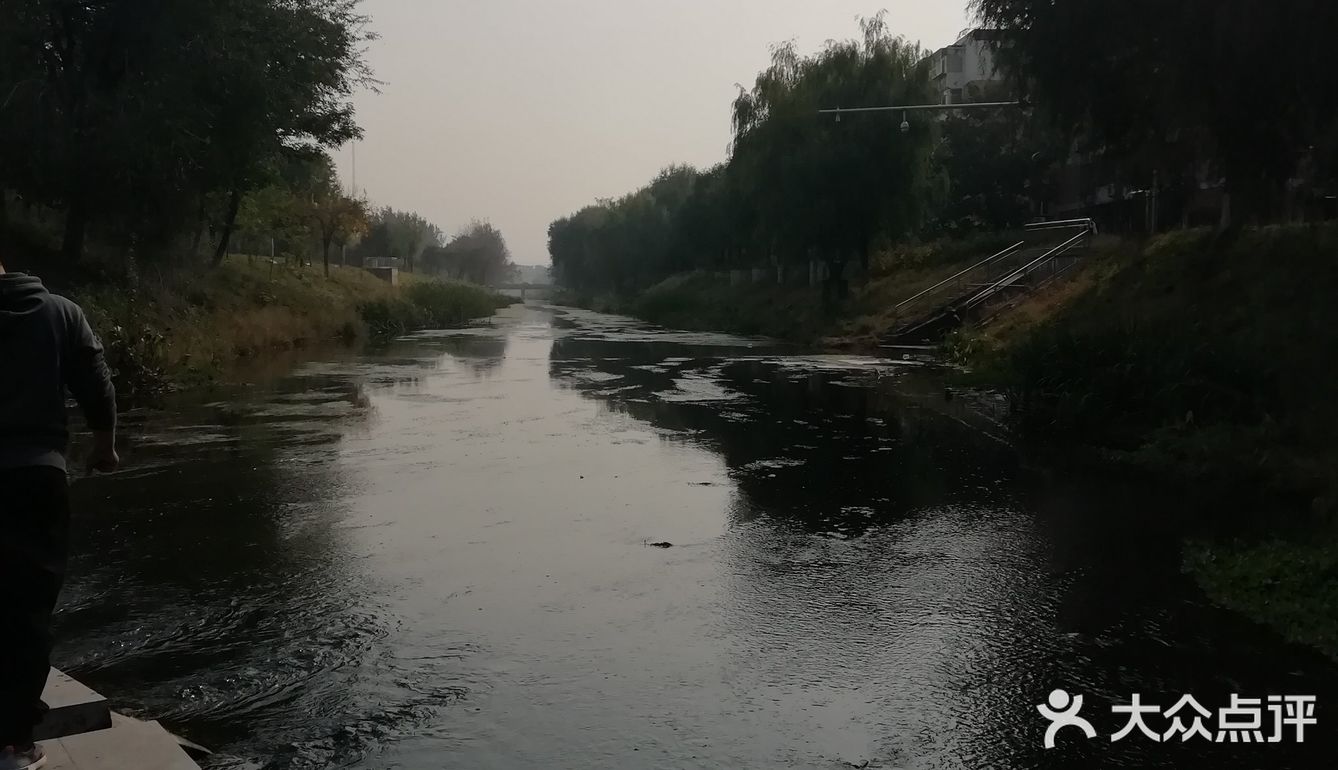 河的东岸新建了一个很大的公园，虽然没有命名