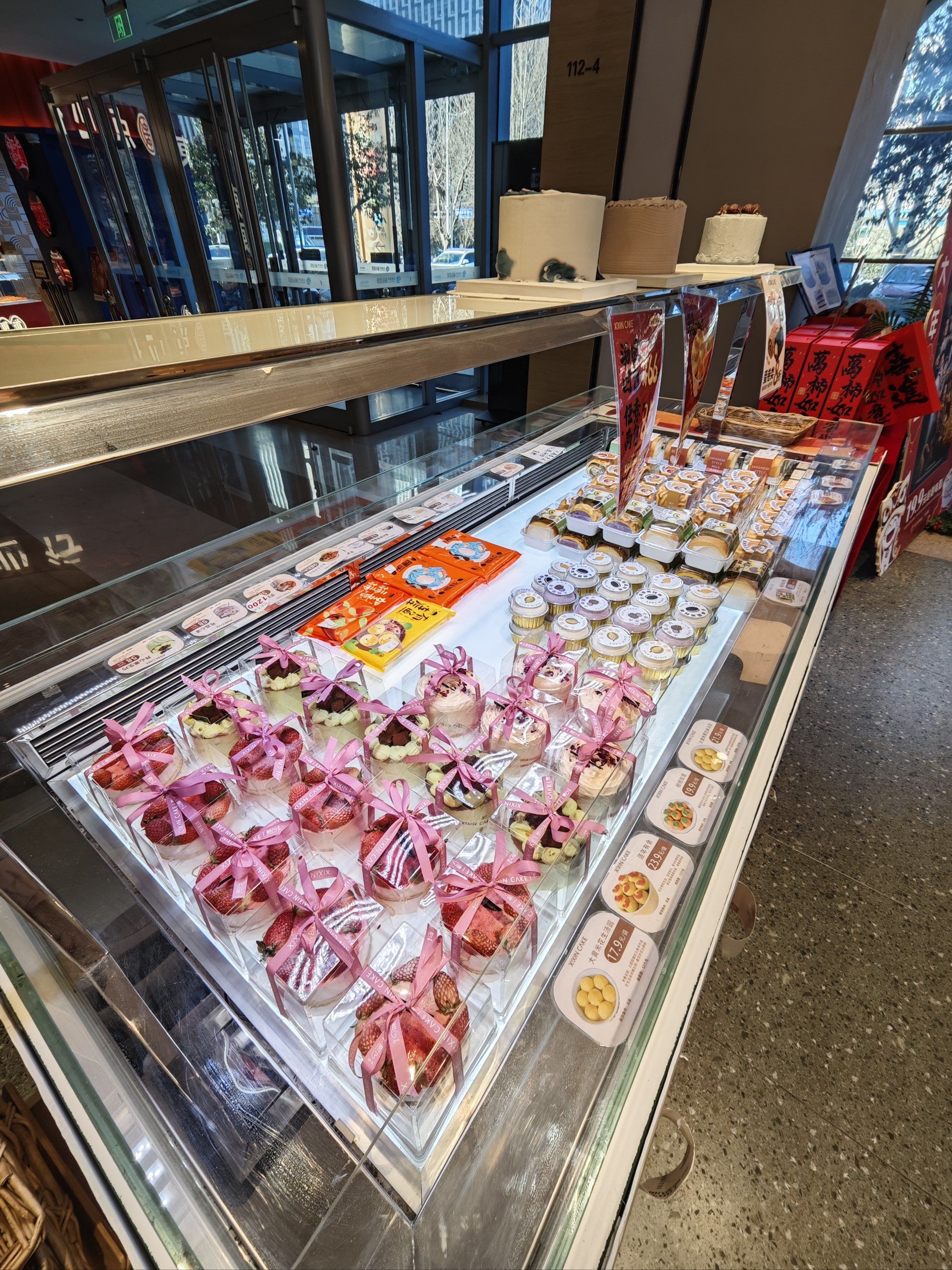 看到这甜品展柜我就走不动道了