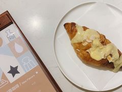 芝士杏仁可颂-Oasis coffee燕谷咖啡(公信店)