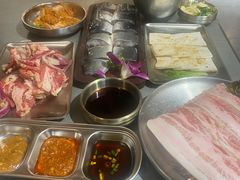 -围炉肉舍•炭烤活鳗•丹东海鲜烤肉(步行街店)