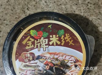 一个中百罗森的金牌米线的套餐，直接微波炉加热就可以了