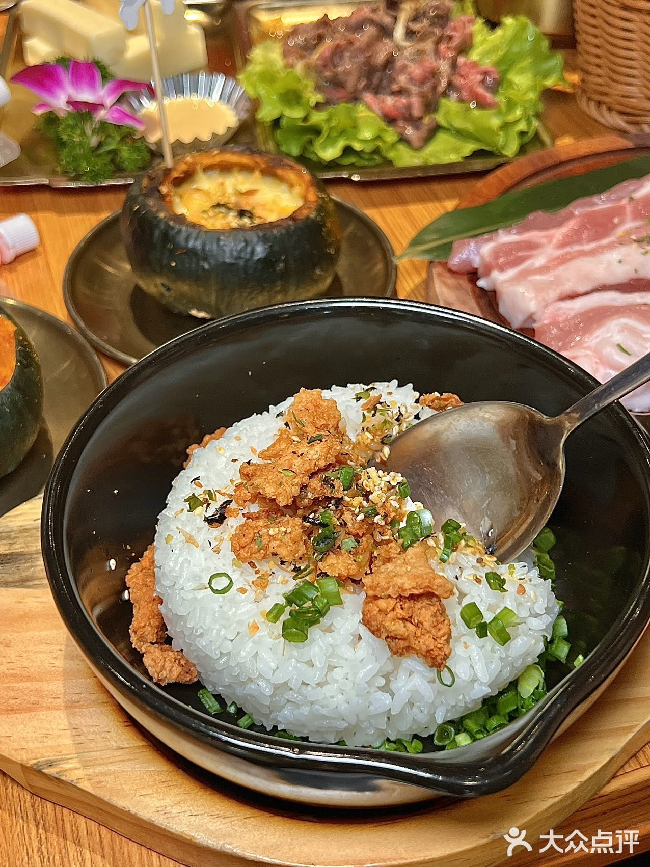 卧卧卧！！烤肉店也换万圣节皮肤了！！