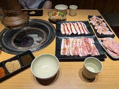 -围炉肉舍•炭烤活鳗•丹东海鲜烤肉(步行街店)