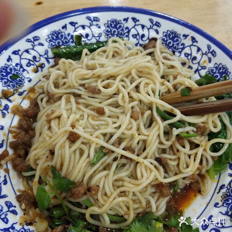 看到招牌说十年专业做杂酱面
