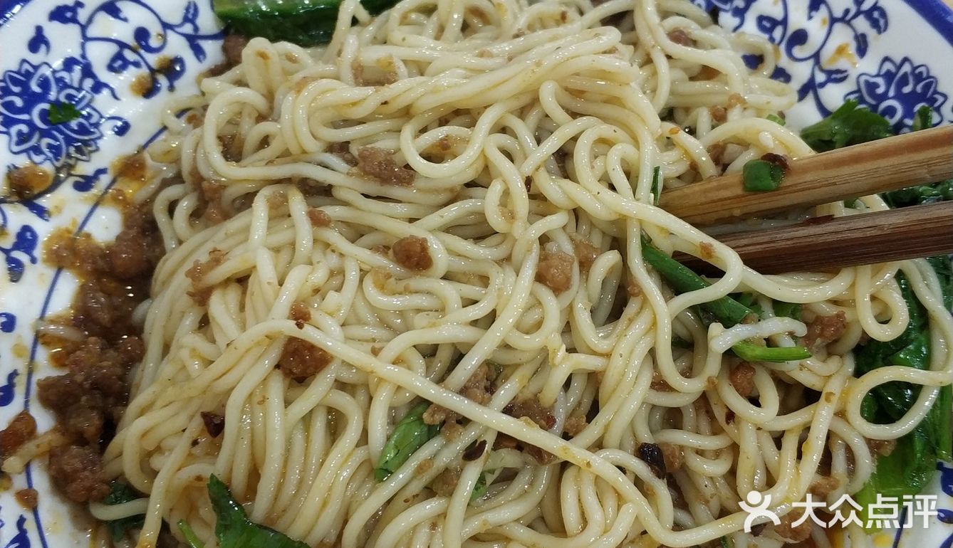 看到招牌说十年专业做杂酱面