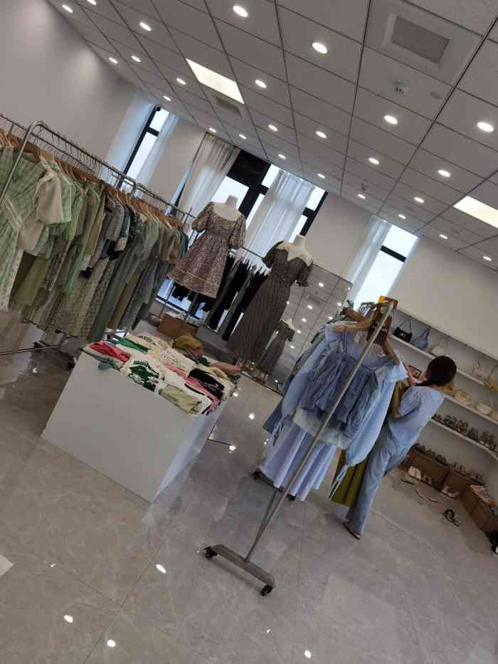 icechan女装工作室-"一开始在小红书上关注了,后来发现朋友闺蜜.