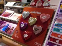 -名创优品(北京新中关购物中心地铁层店)