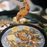 烤过之后还有肉汁，配上店里的蘸料，真的是一绝！