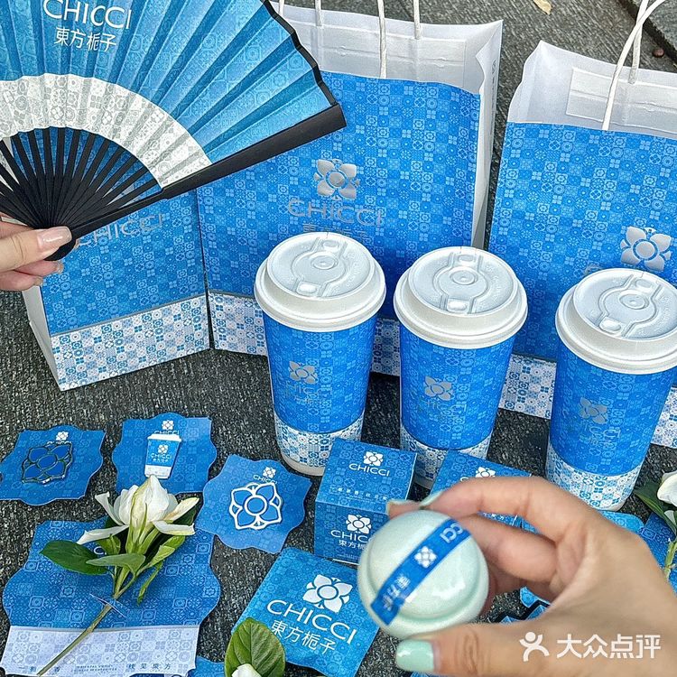 这谁还分的清这到底是奶茶还是艺术品呢！东方栀子