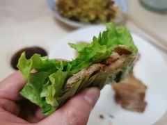 生菜叶卷猪五花-原始泥炉烤肉(总店)