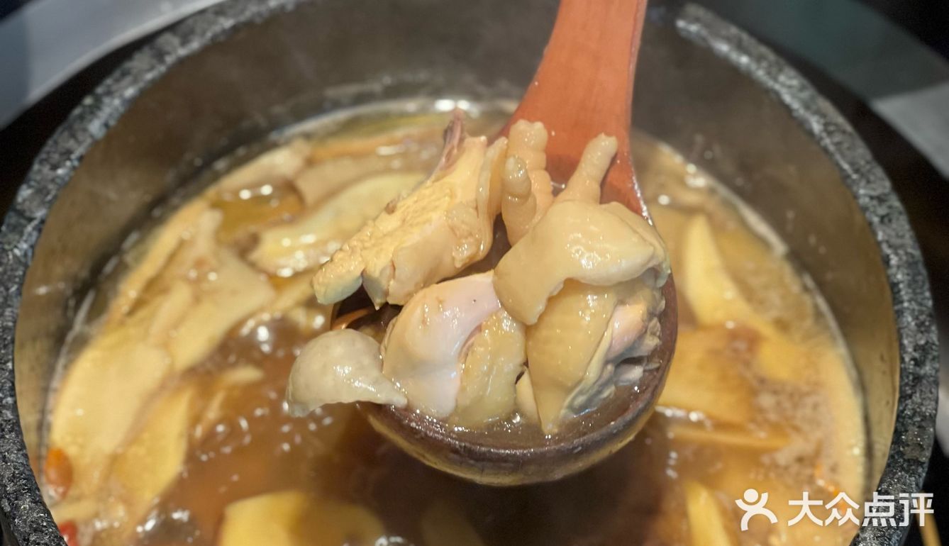 热气腾腾的一锅野生菌土鸡汤，新年与菌相见！