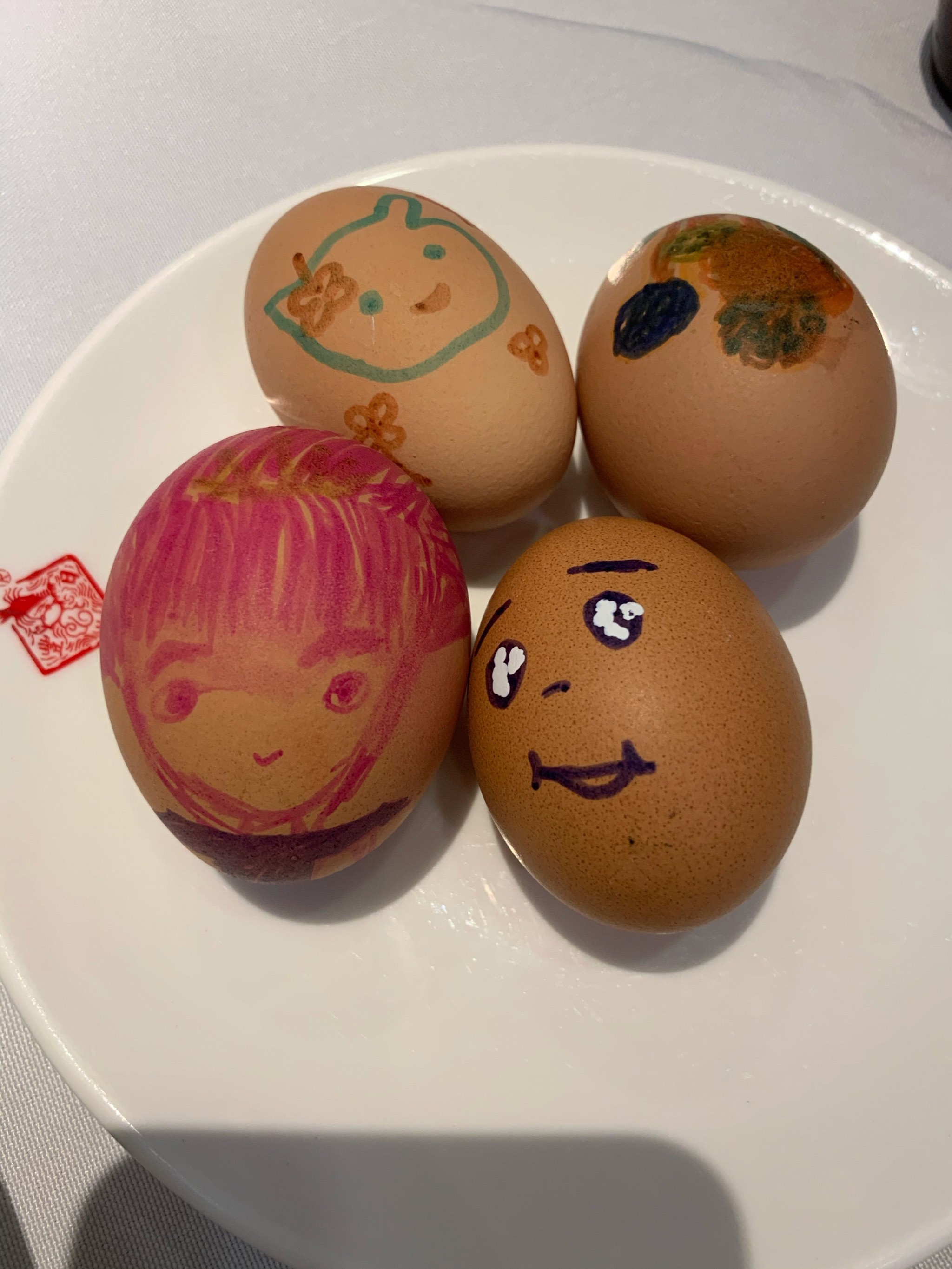 立夏来用餐,店长送了几个手绘的鸡蛋,好有