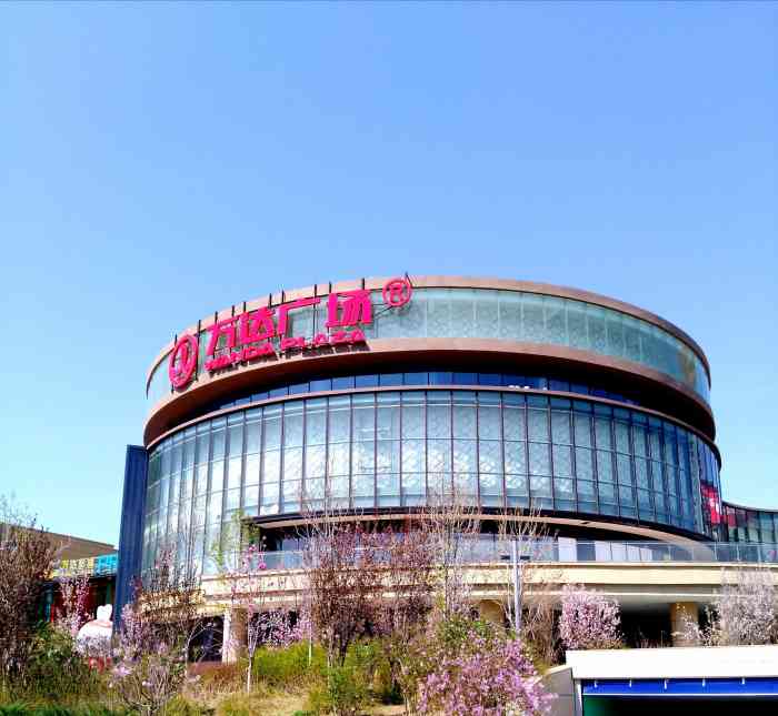 离十三陵很近逛完八达岭奥莱顺道过来这边面积大商铺