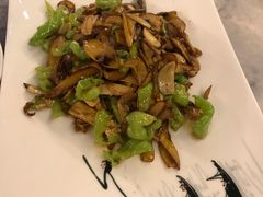 青椒炒牛肝菌-蔼若春.传承三十年云南菜(金碧公园店)