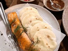 烟熏三文鱼配烤饺子皮和芥末籽酱-BOR Eatery(安福路店)