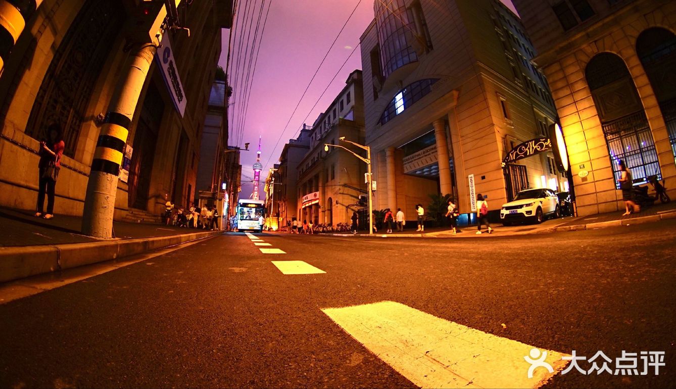 夜晚的时候它也是热闹非凡  深夜也有寂静