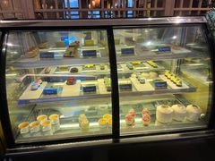 面包甜点陈列柜-小天鹅戴斯酒店鲸鲨百汇创作料理