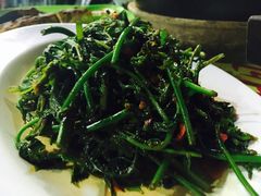 炒某种菜-明记烧鱼美味店
