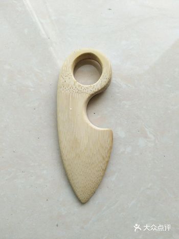 建议爱吃海鲜的人，最好将水产品做熟后食用。耸肩