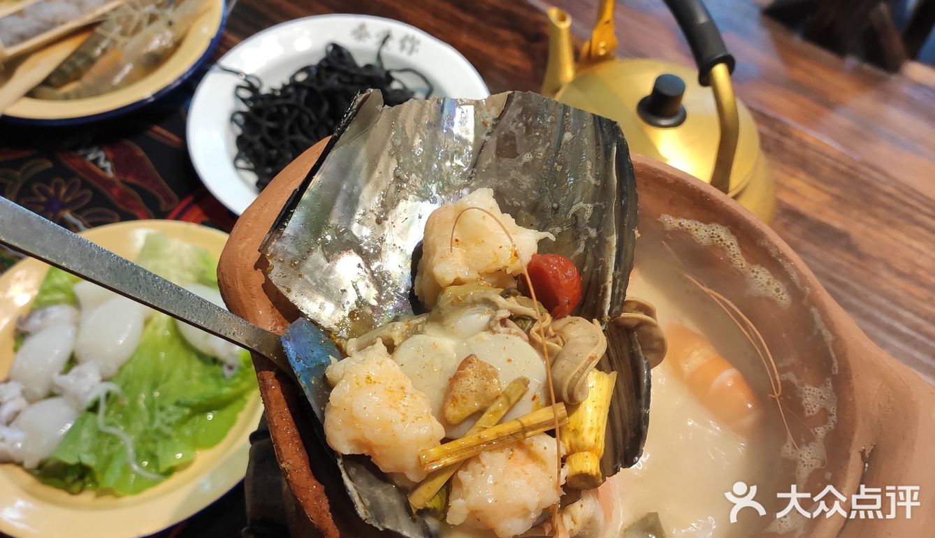 想吃泰式冬阴功火锅,鲜活大号墨鱼仔,于是搜了这家东南亚菜店