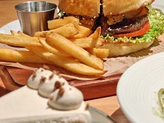 -三勾JJJ Burger&Coffee(梅溪湖店)