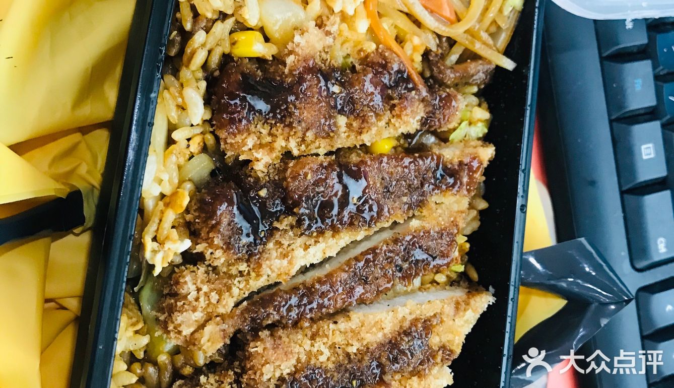 这家算不错了，就是配送时间长了点。泡菜牛柳炒饭必！