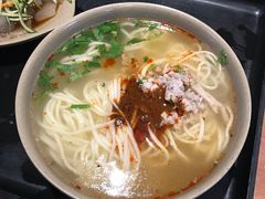 -亮亮面馆(经六路店)