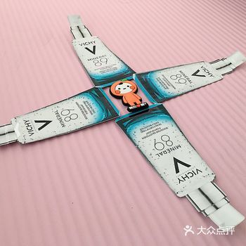 轻轻涂抹在面部和颈部肌肤