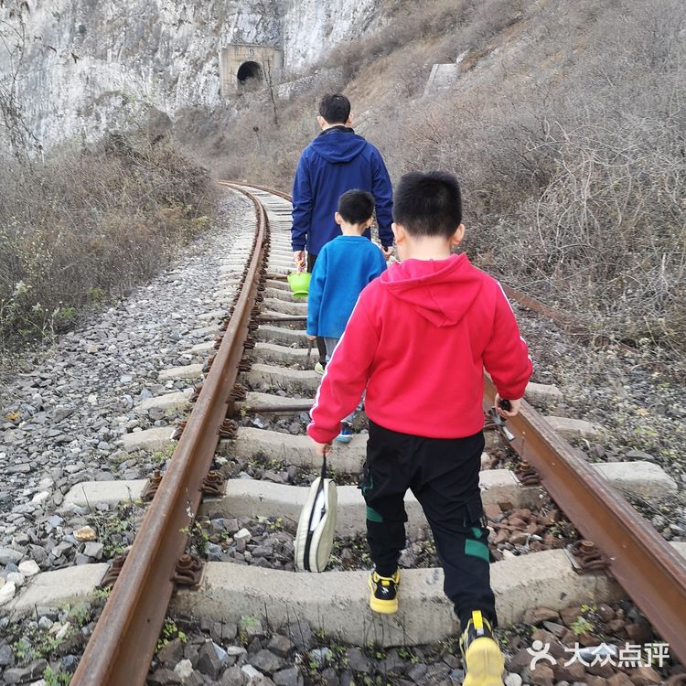 火车道徒步，隧道探险，顿时感慨，应该好好学学拍照了[调皮]