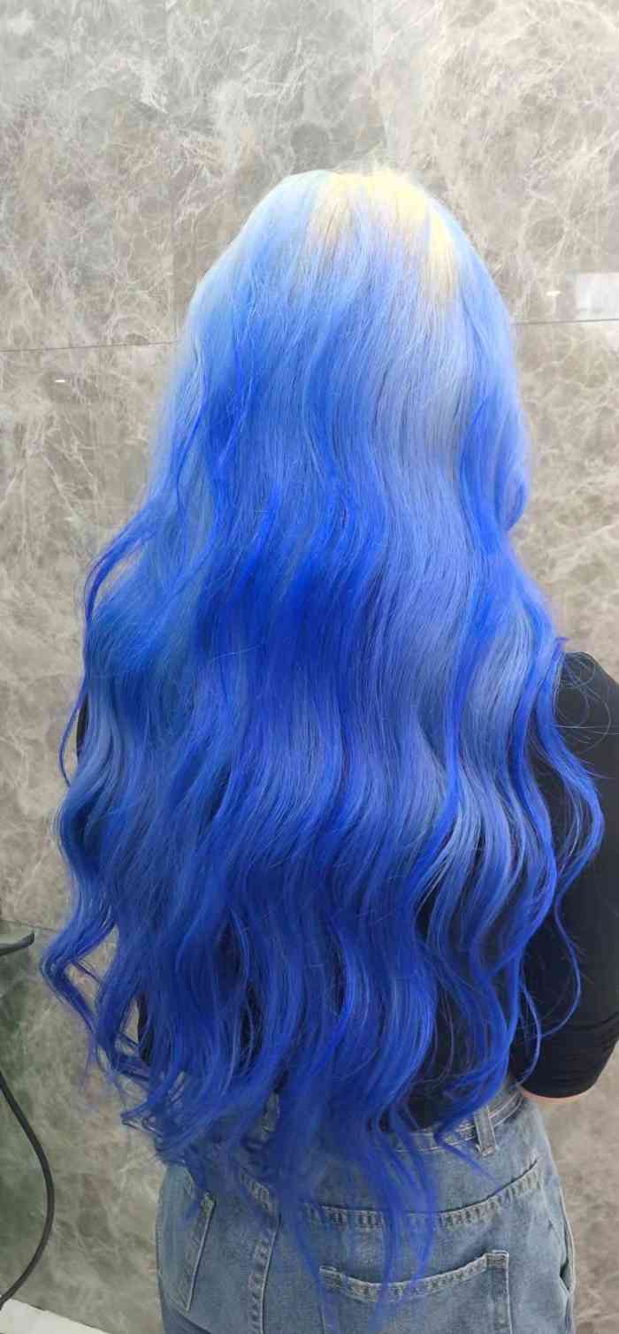 来染了,身边闺蜜都是在ace找曹老师做的头发,今天我也弄了个蓝色漂染