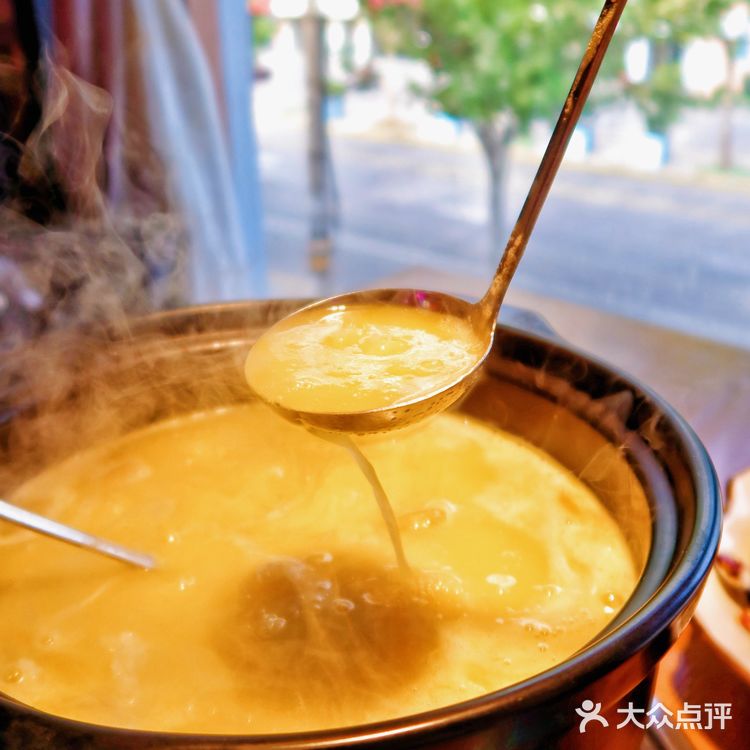 哇，居然还有叫招财锅的店名，吃了招财锅发大财